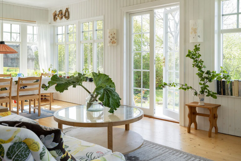 Уединенный дом на острове