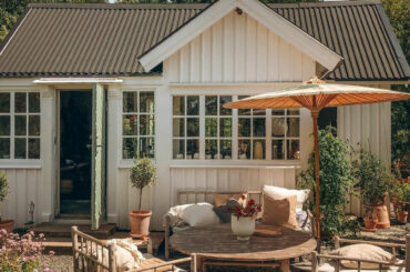 Превратили маленький домик в уютную дачу для летнего отдыха