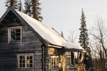 Одинокий дом в лесу