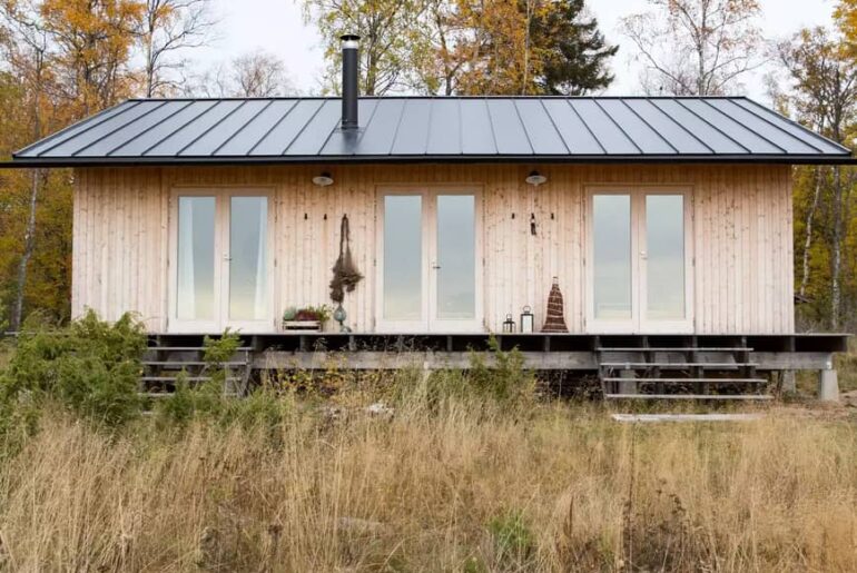 Домик на берегу реки для пенсионеров