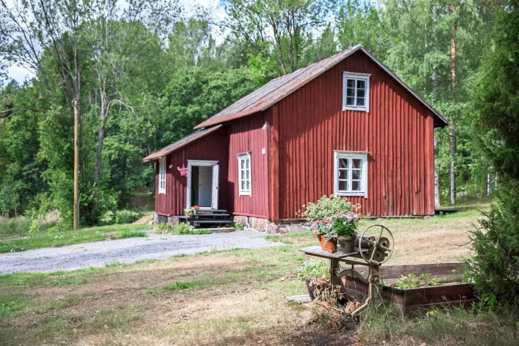 Старый красный скандинавский домик