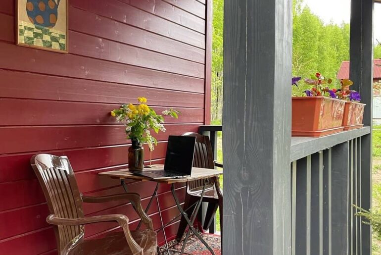 Красный домик в лесу