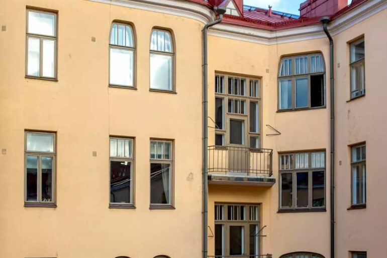 Живет одна в квартире в Хельсинки