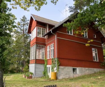 Красный дом на холме в Швеции