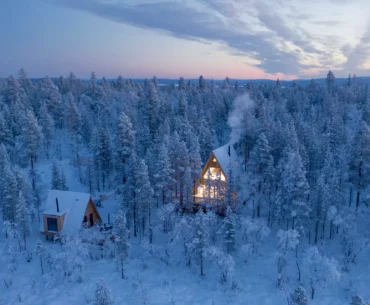 Одинокий дом в лесу в Лапландии, Финляндия