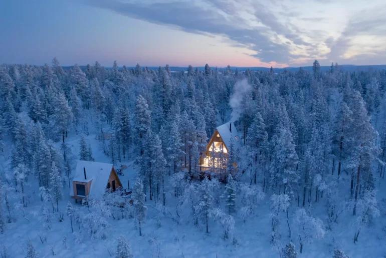 Одинокий дом в лесу в Лапландии, Финляндия