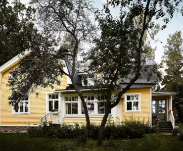 Желтый дом в небольшом городке Финляндии