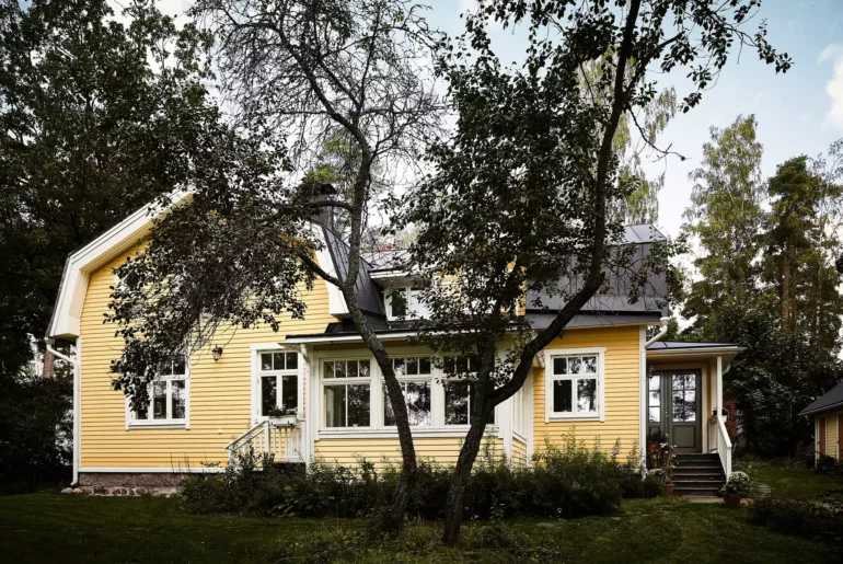 Желтый дом в небольшом городке Финляндии