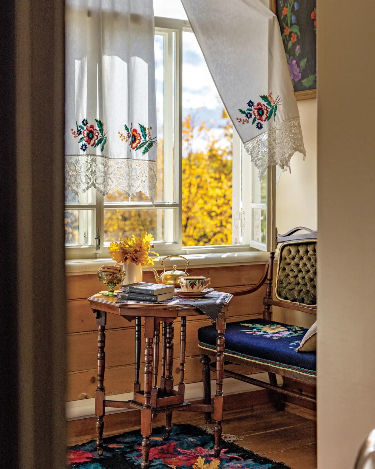 Открытое окно в доме в гостевом доме семьи Бушмариновых