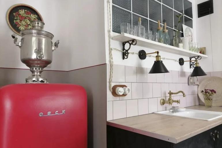 Красный холодильник "Орск" и самовар на кухне в хрущевке