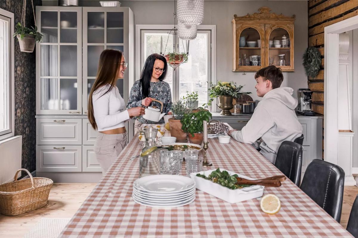 Финская семья за разговорами на кухне