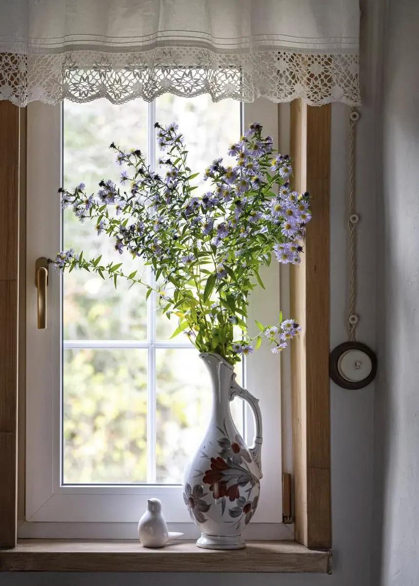 Ваза с садовыми цветами и ретро выключатель