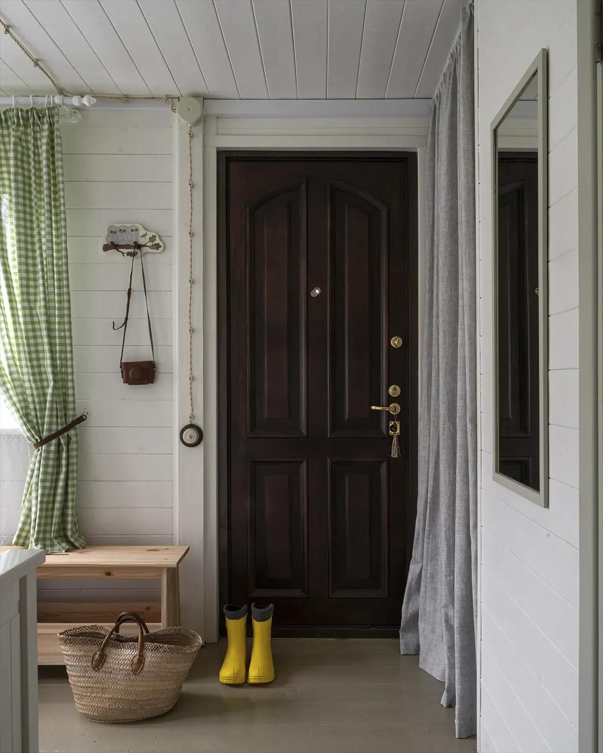 Прихожая в доме, желтые резиновые сапоги