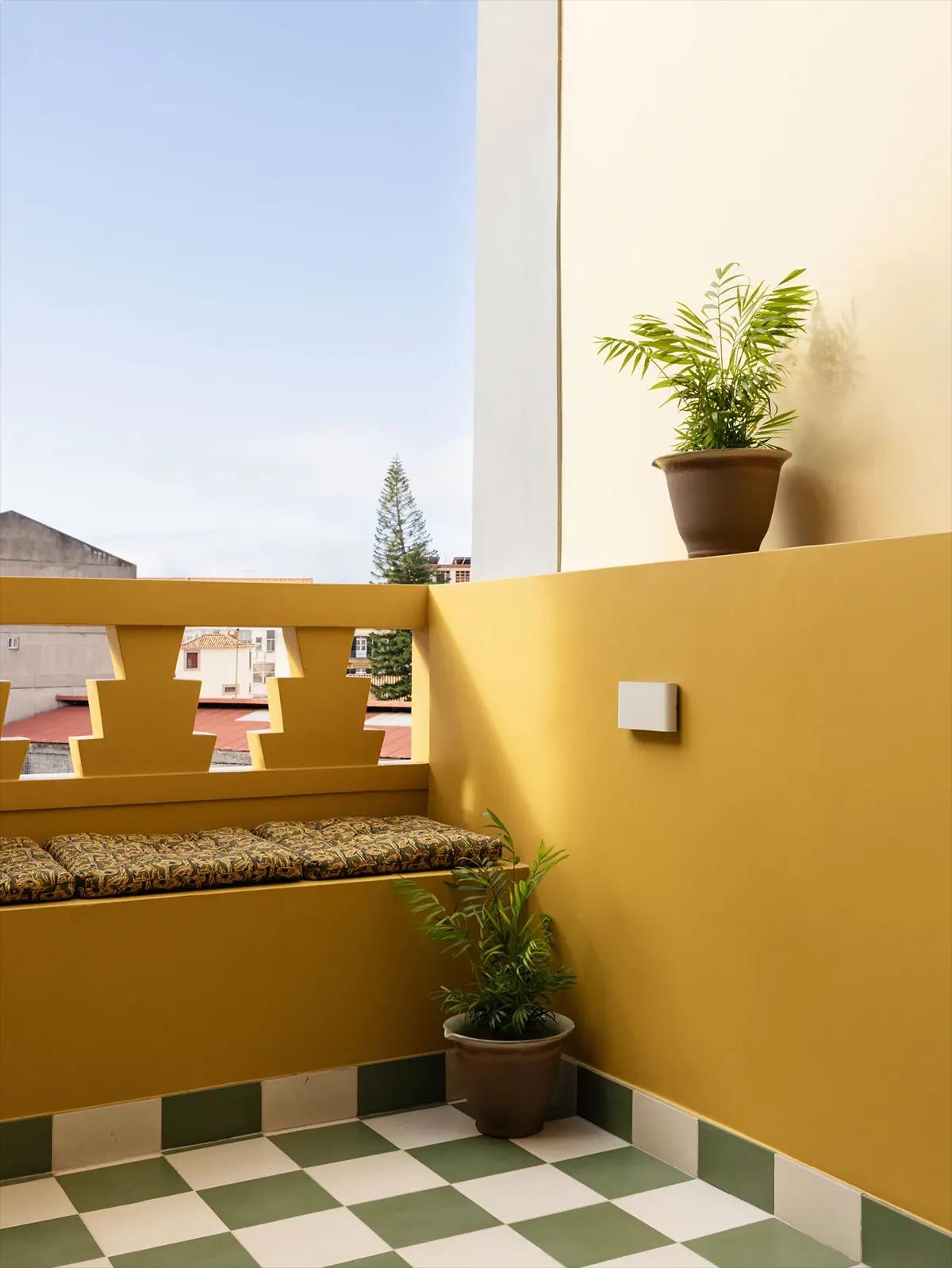 Желтая терраса в квартире