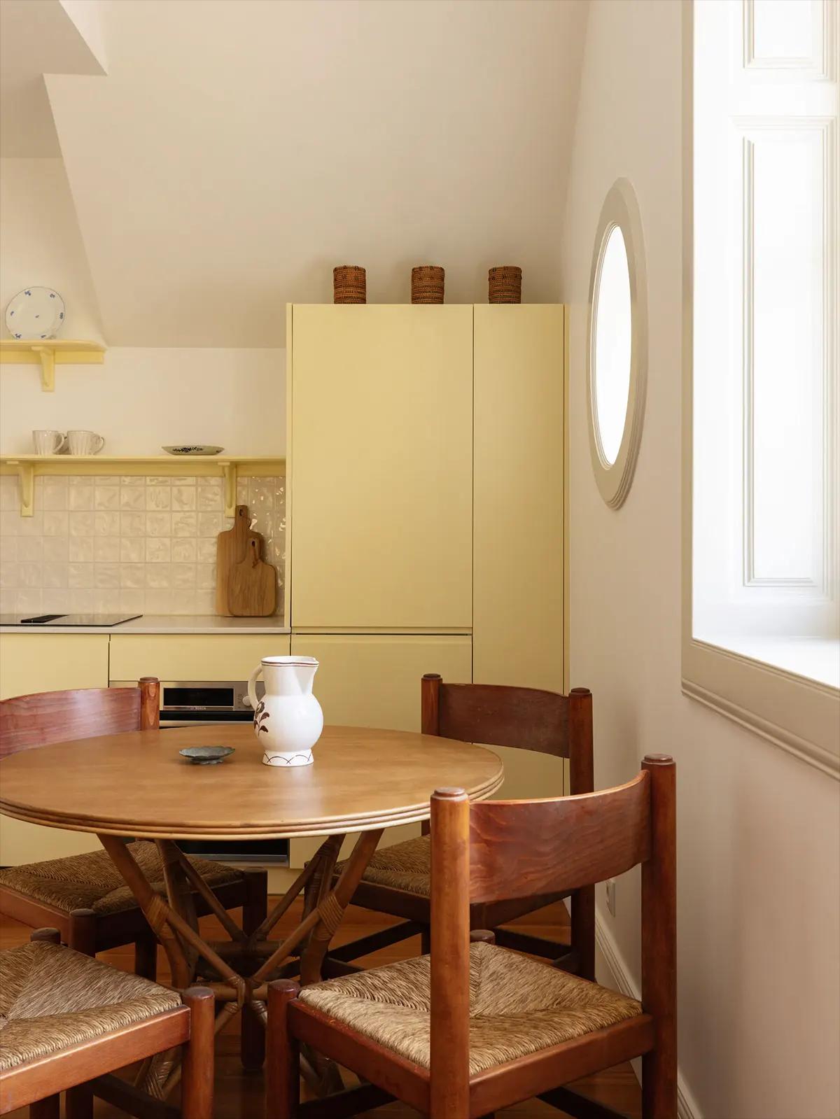 Винтажные стулья и обеденный стол на кухне