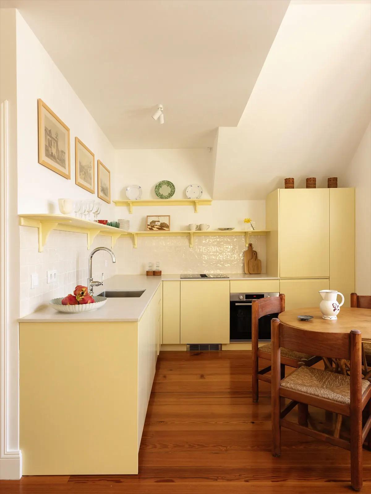 Светло-желтая кухня с открытым хранением 