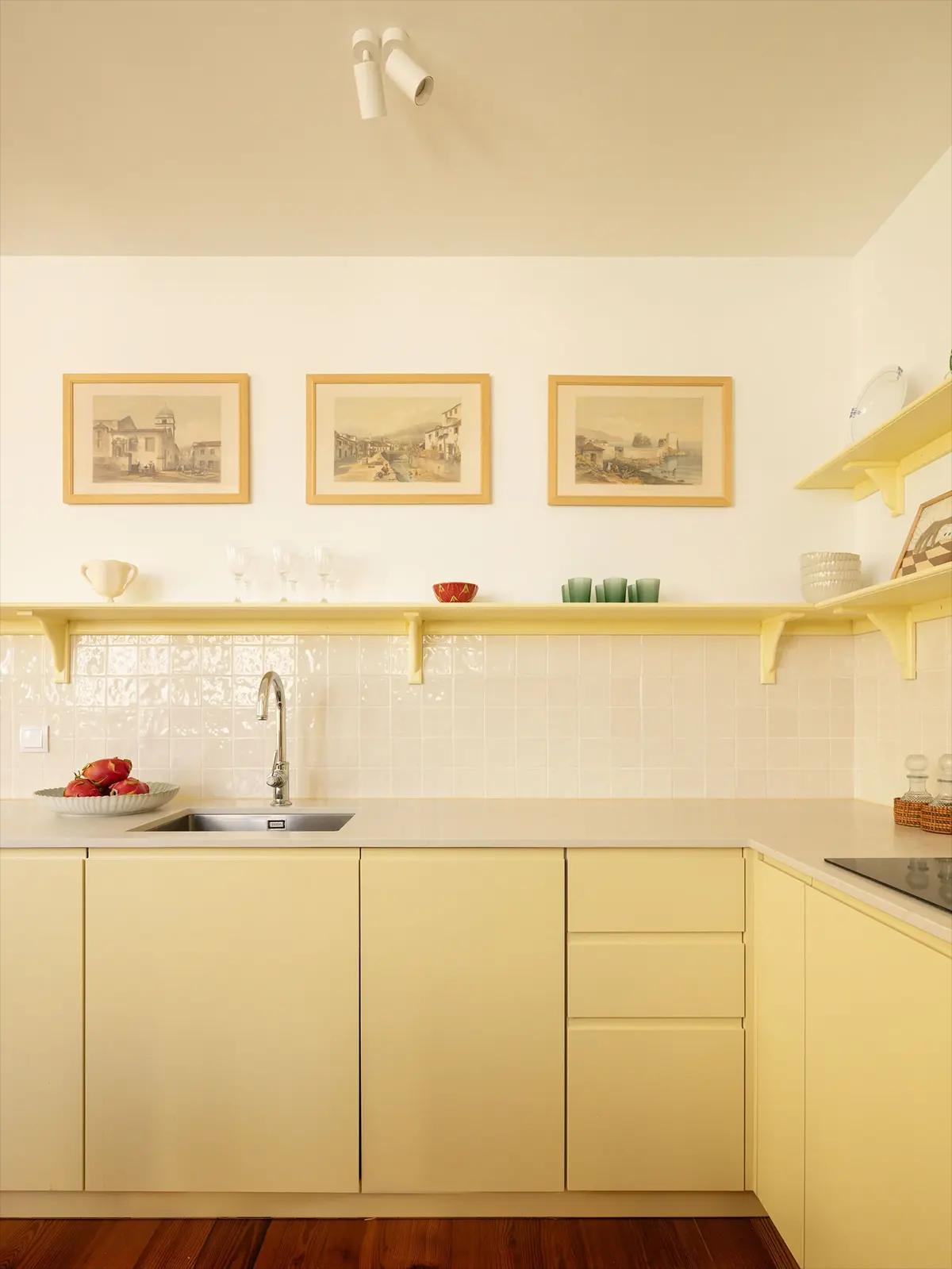 Кухня с акварельными рисунками