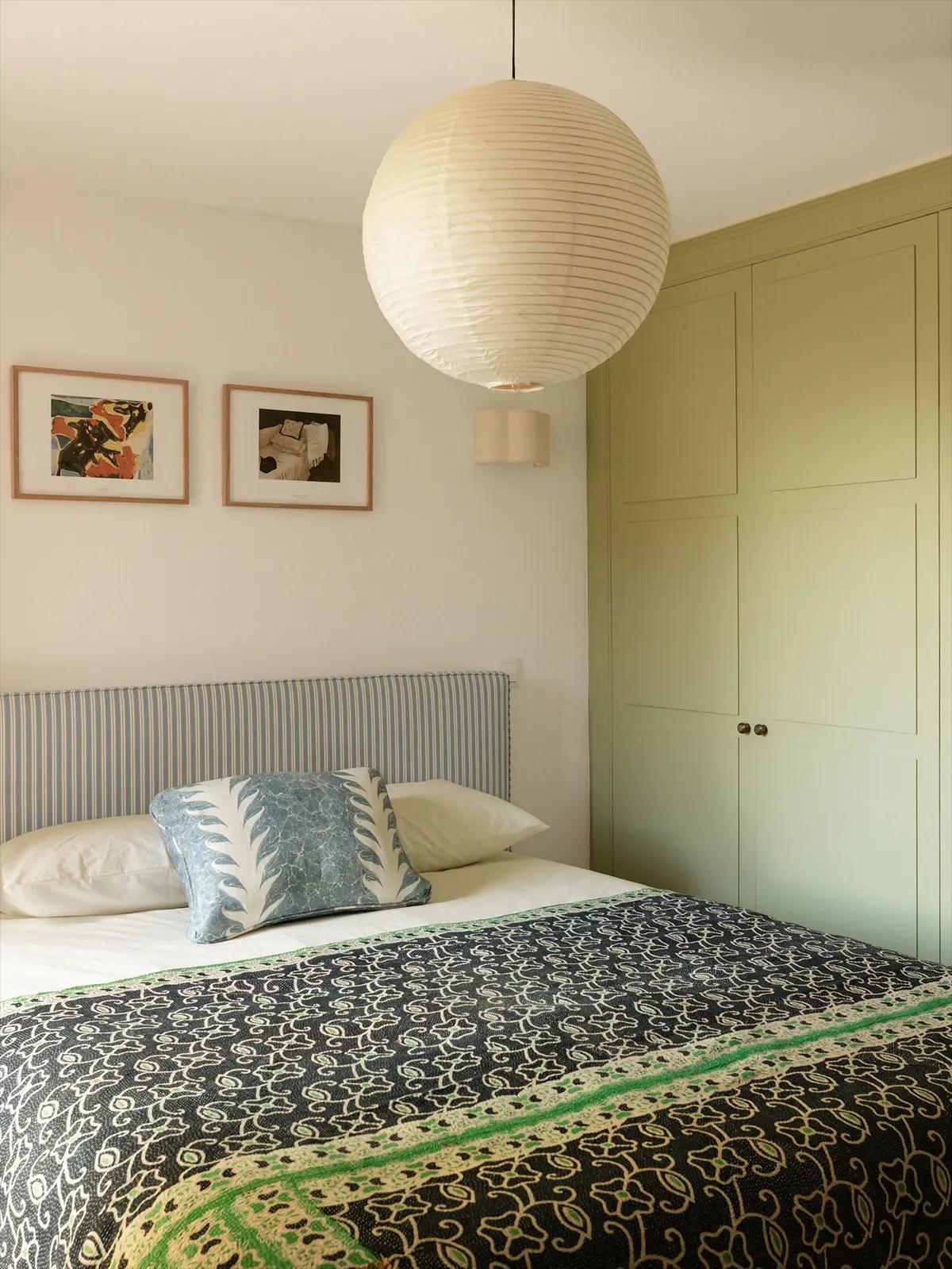 Винтажное покрывало Kantha в спальне