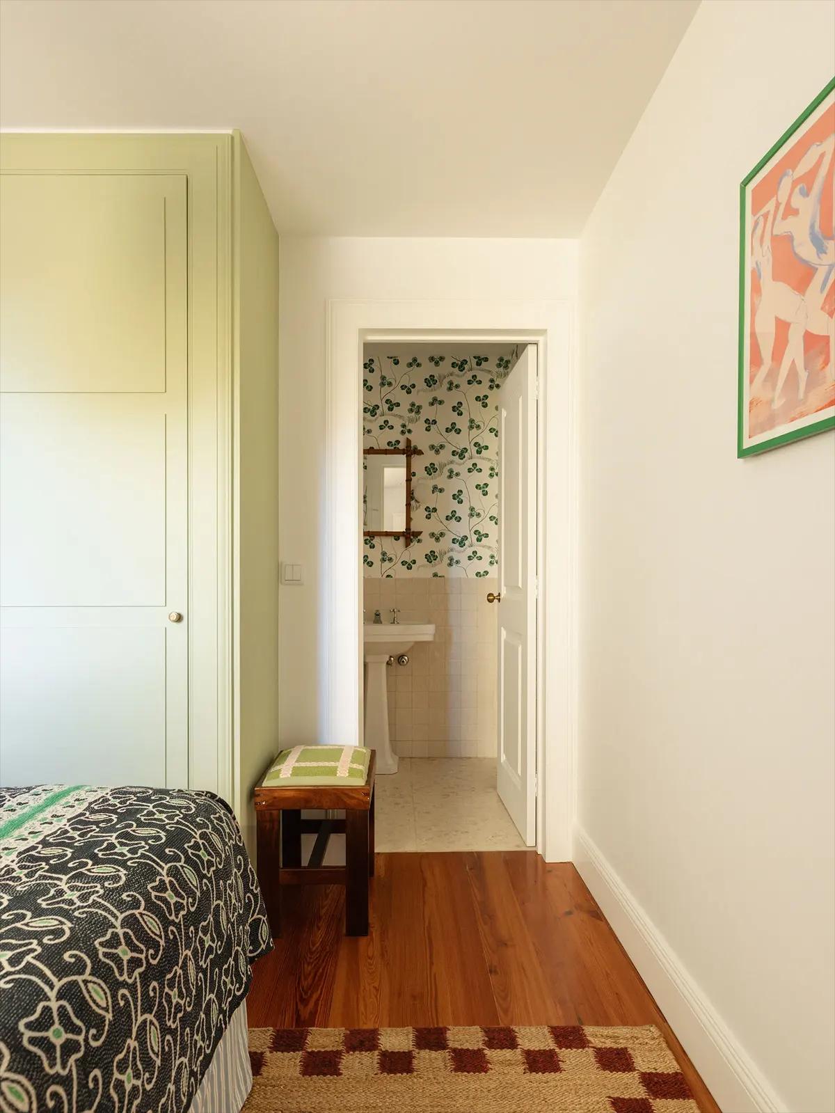 Вид из спальни на ванную комнату