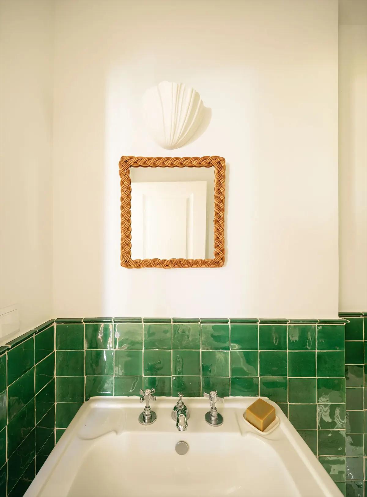 Зеленая португальская плитка в ванной от бренда New Terracotta