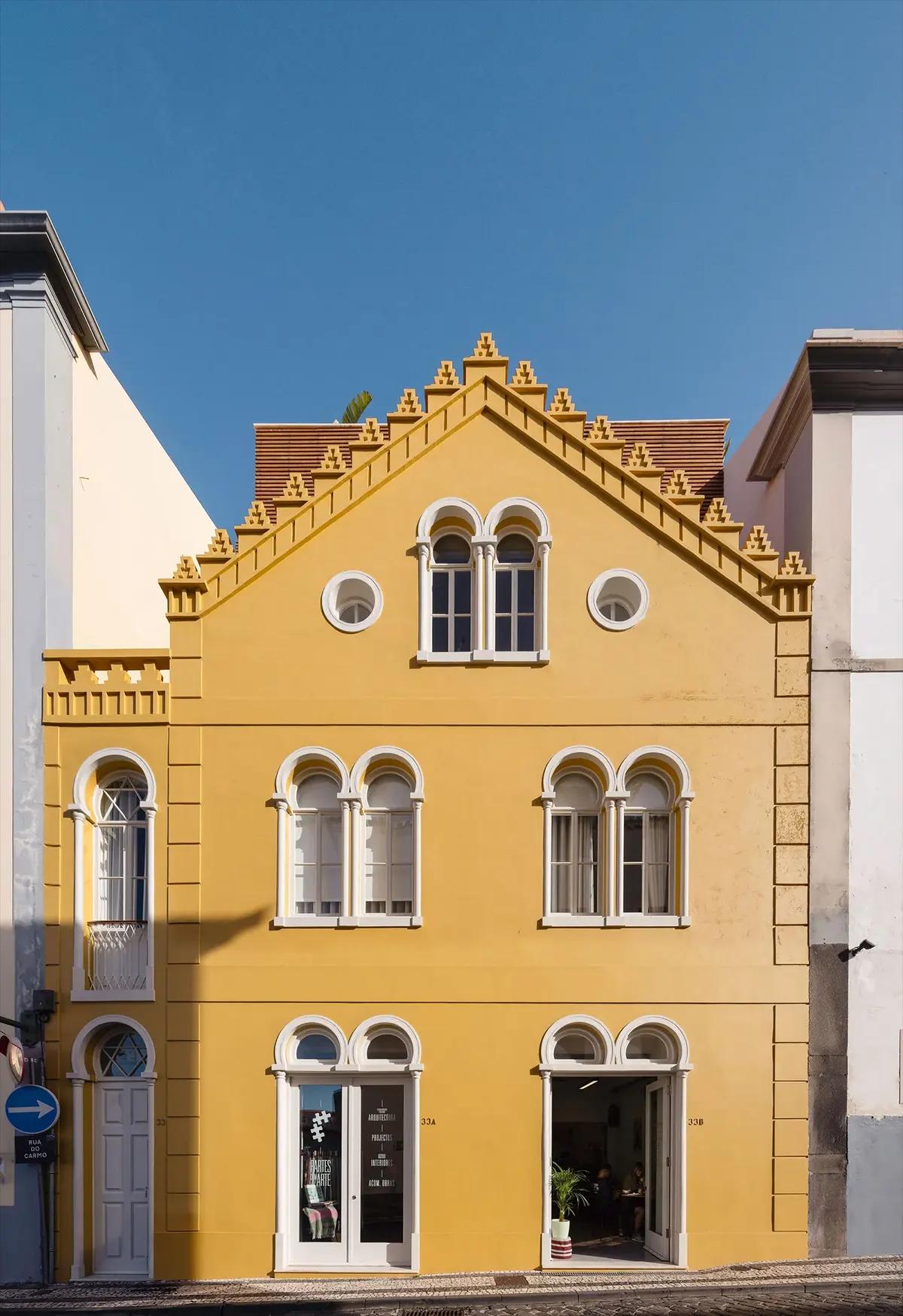 Дом с желтым фасадом на Мадейре