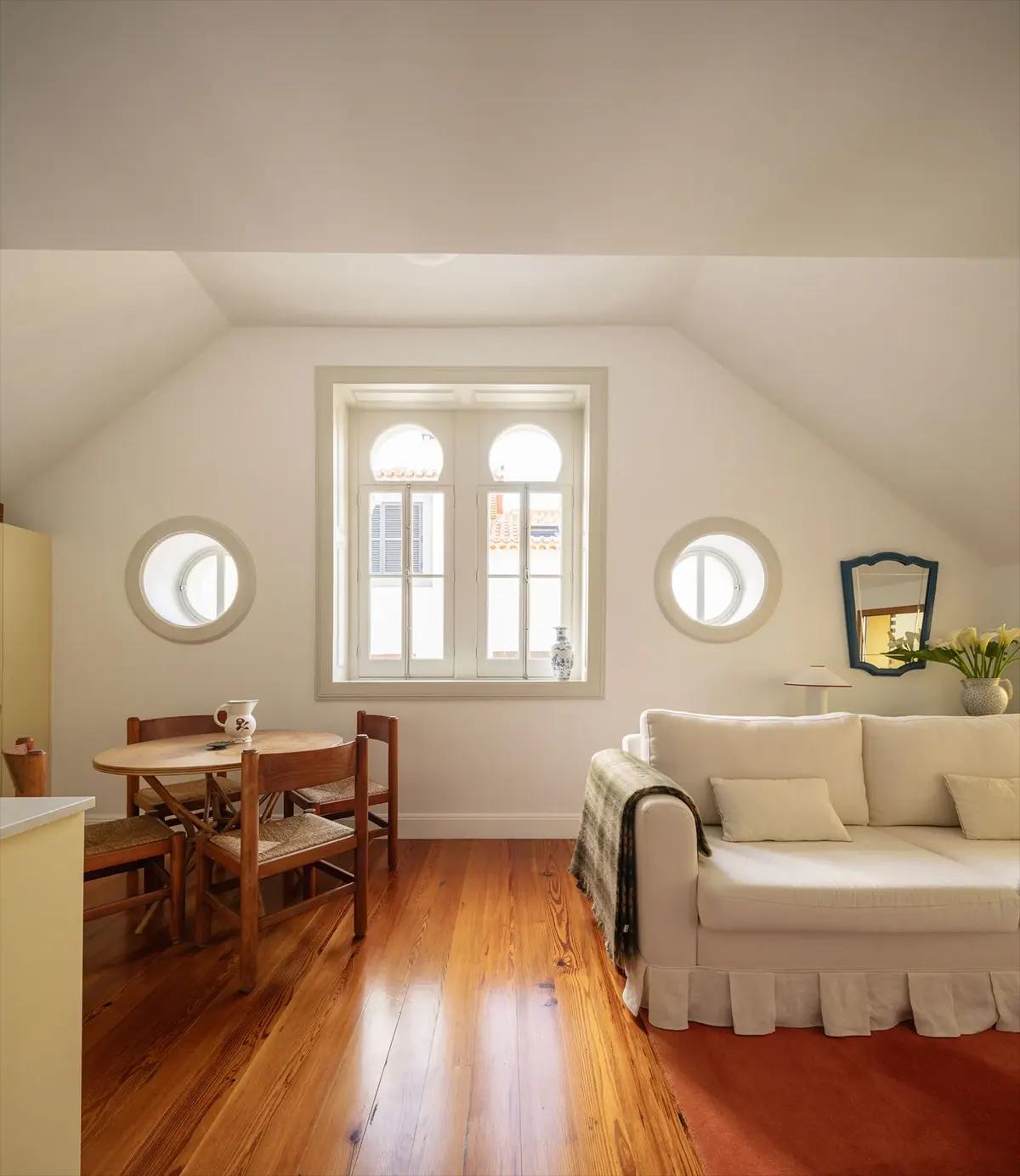 Обеденный стол и антикварные стулья в интерьере квартиры