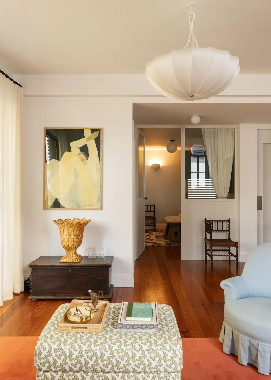 Винтажная мебель в гостиной  в квартире на Мадейре