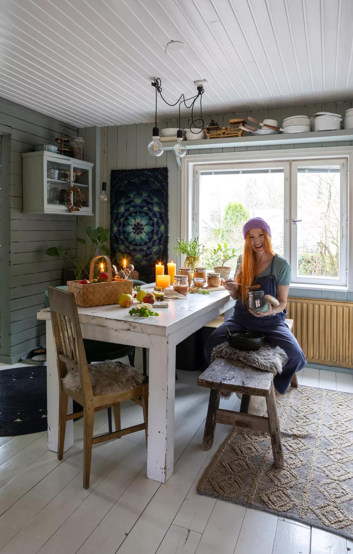 Массивный белый стол на кухне