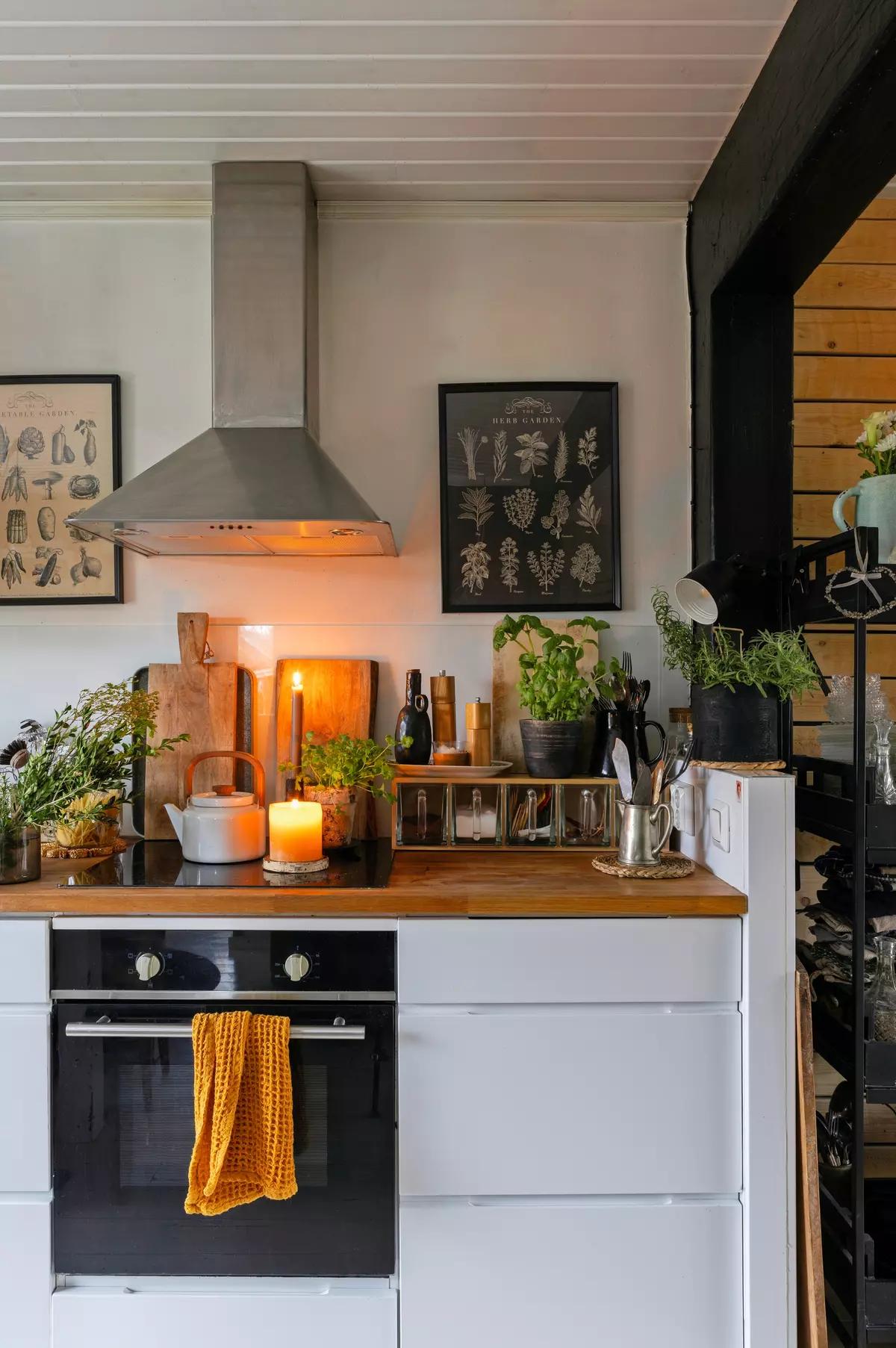 Белый кухонный гарнитур в финском доме