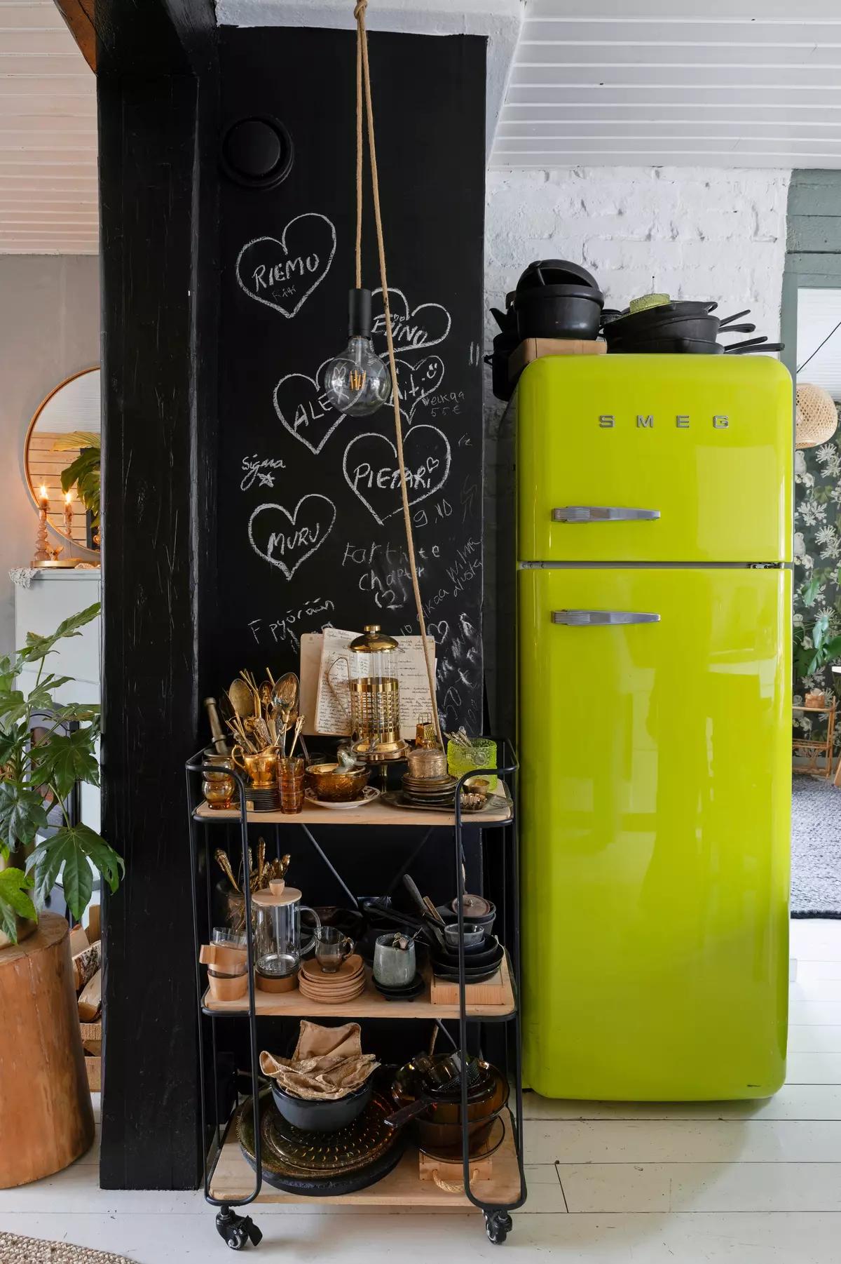 Ярко-салатовый холодильник SMEG