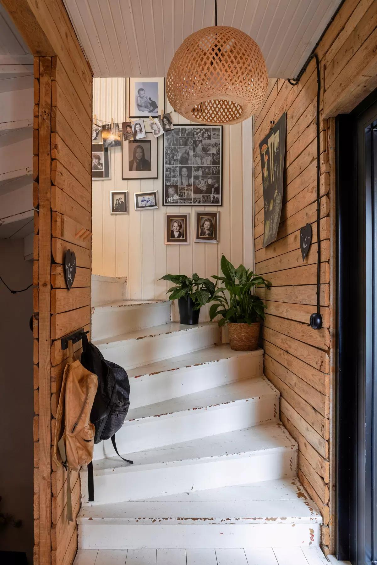 Белая лестница на второй этаж