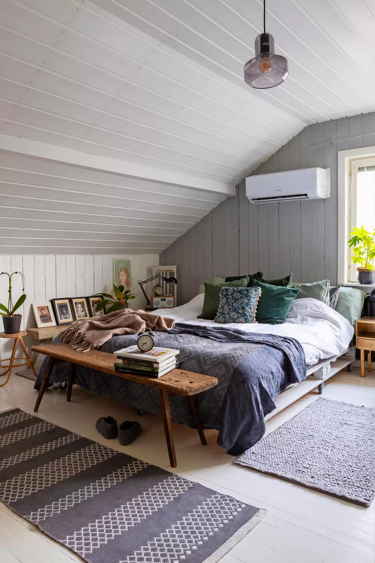 Спальня с кроватью из деревянных поддонов