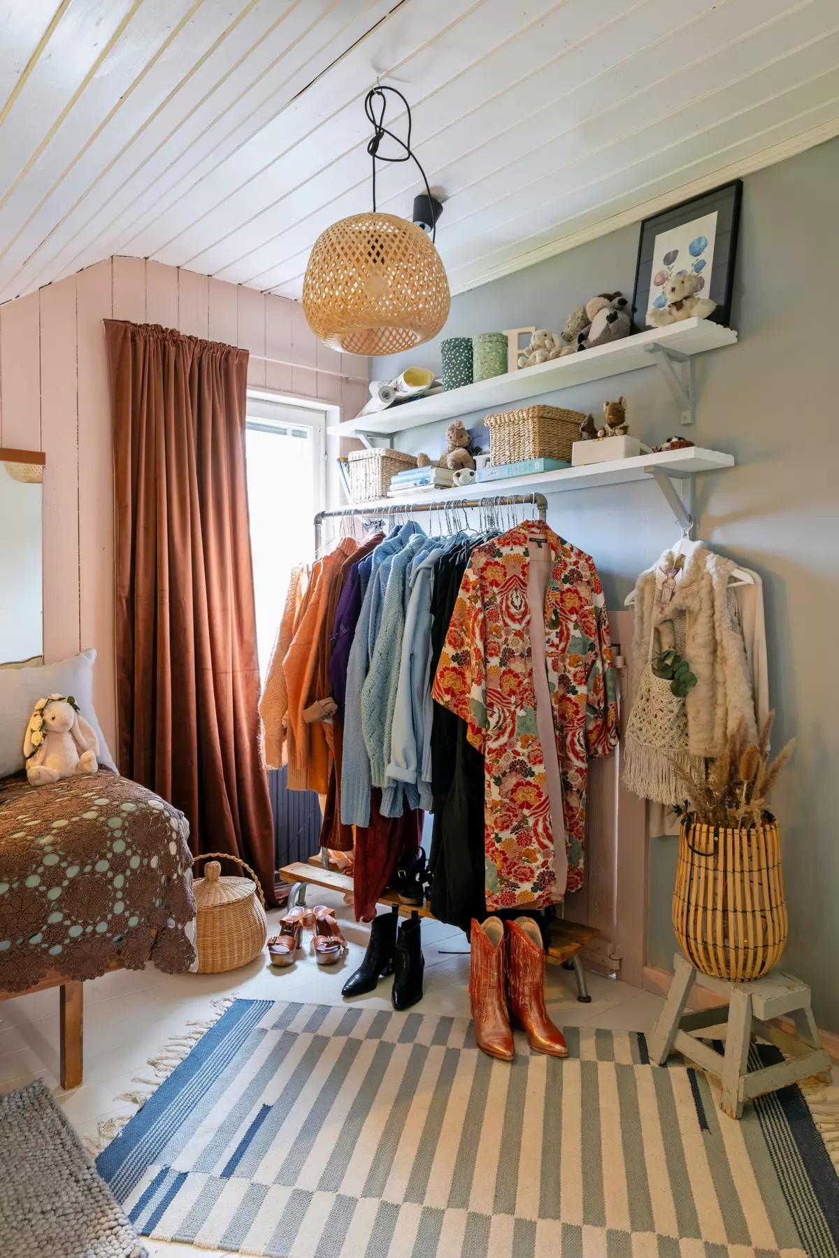 Гардеробная комната с яркими вещами