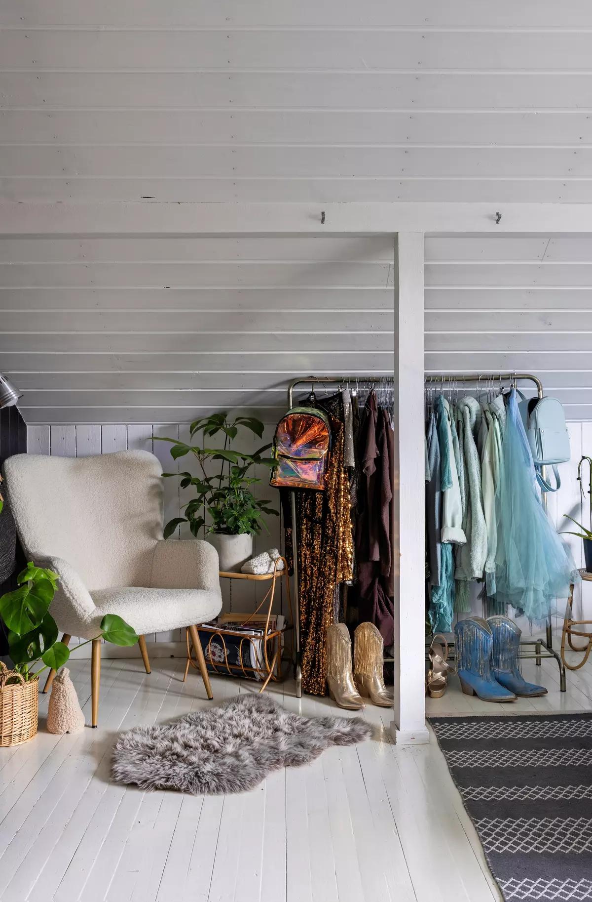 Гардеробная комната с белым стулом