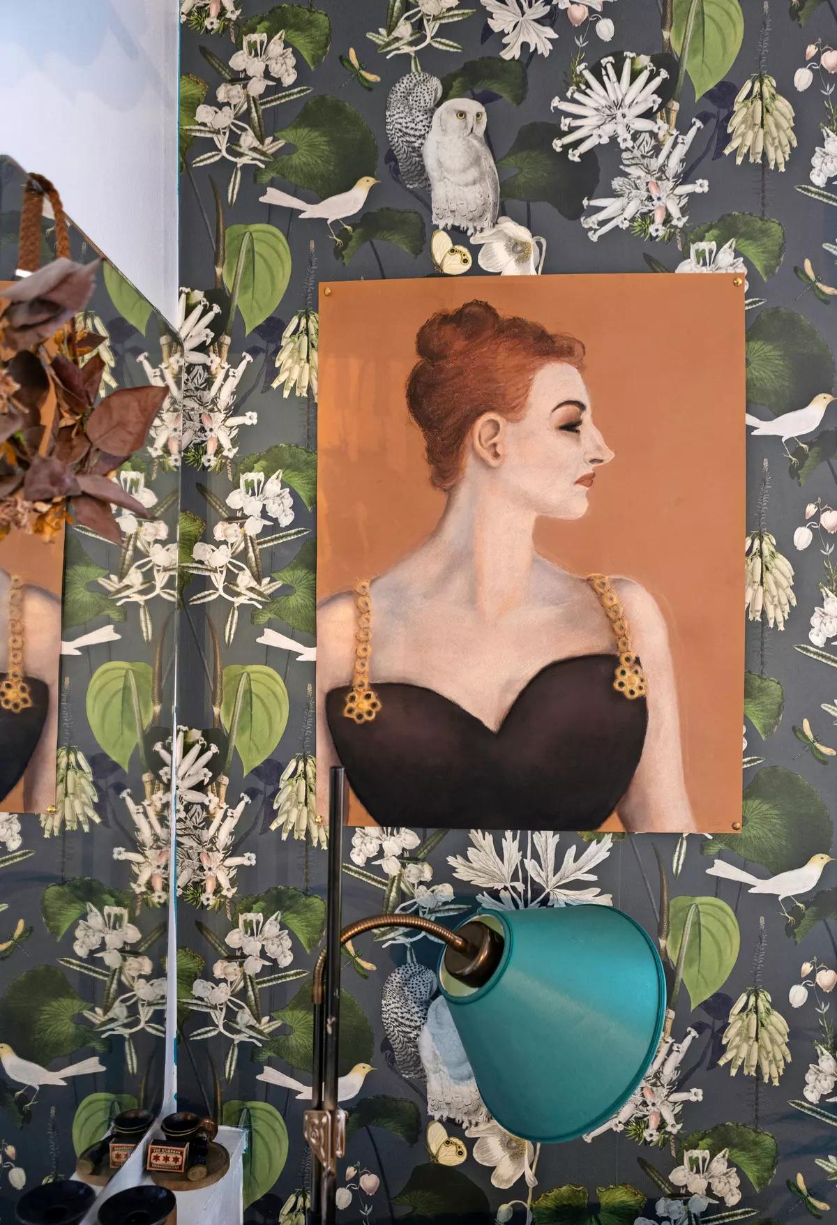 Картина с рыжеволосой женщиной в черном платье