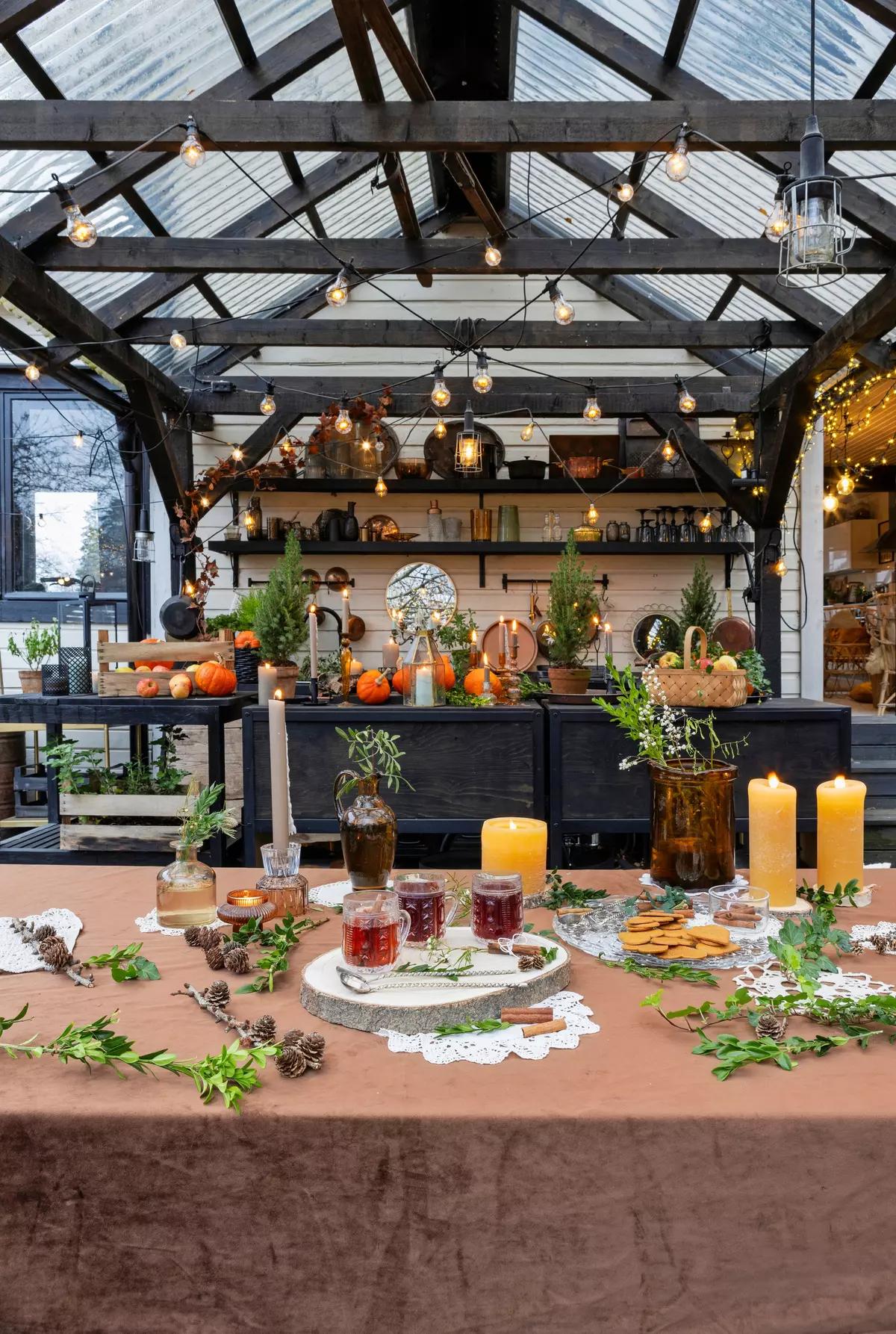 Открытая кухня, свечи, гирлянды, декор