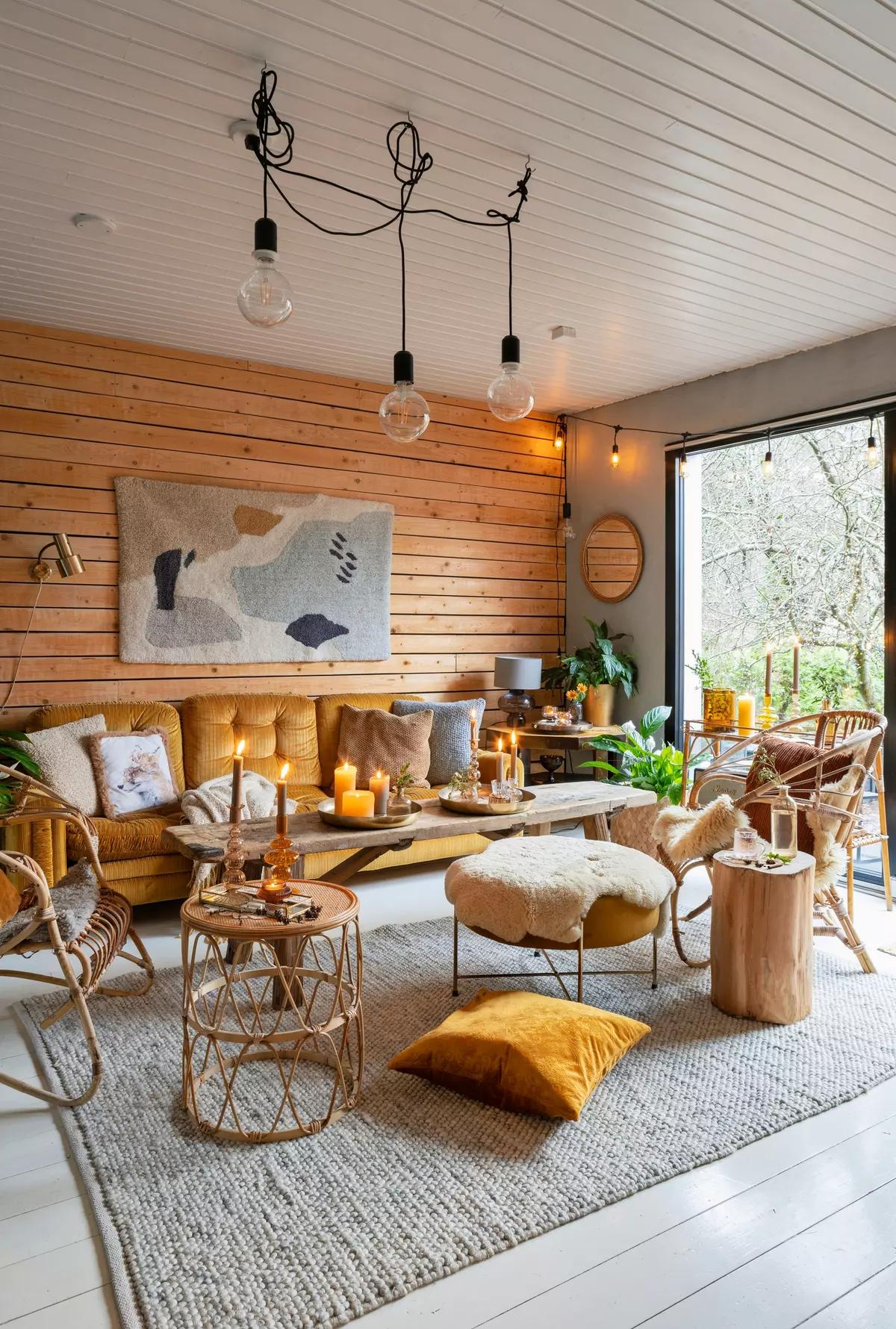 Гостиная с деревянной мебелью 