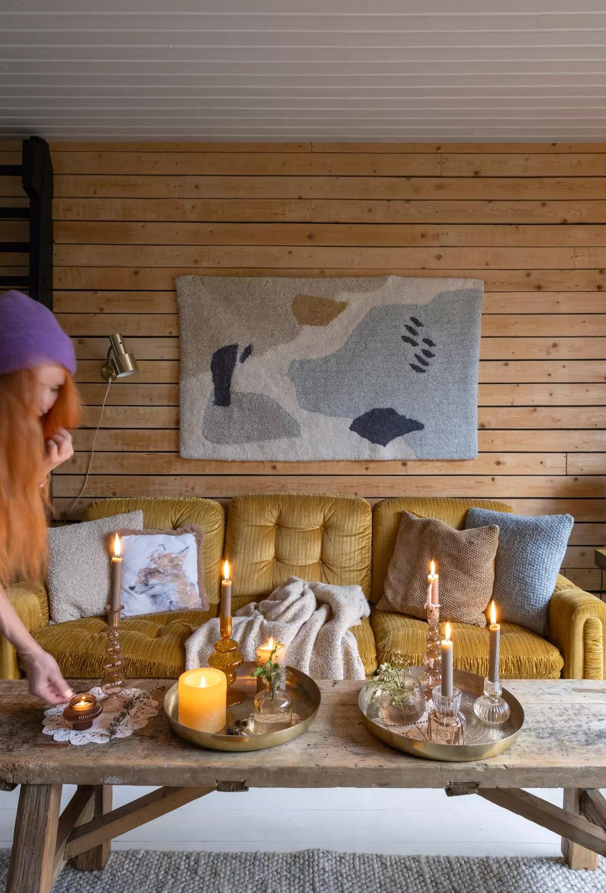 Свечи в винтажных подсвечниках на золотистых подносах