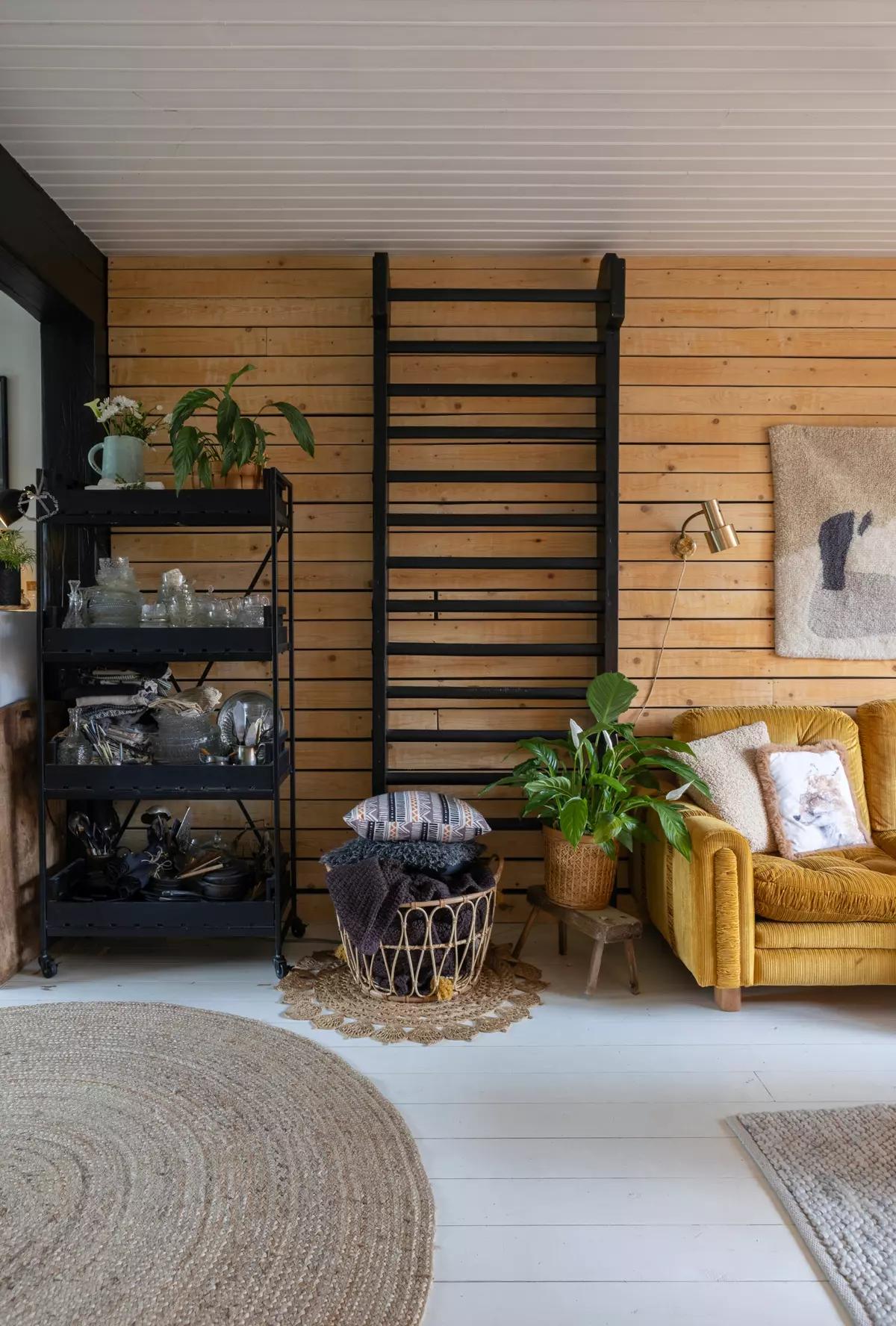 Черный металлический стеллаж в гостиной