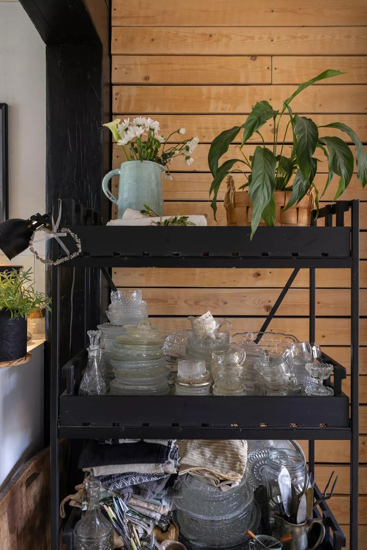 Черный металлический стеллаж с посудой
