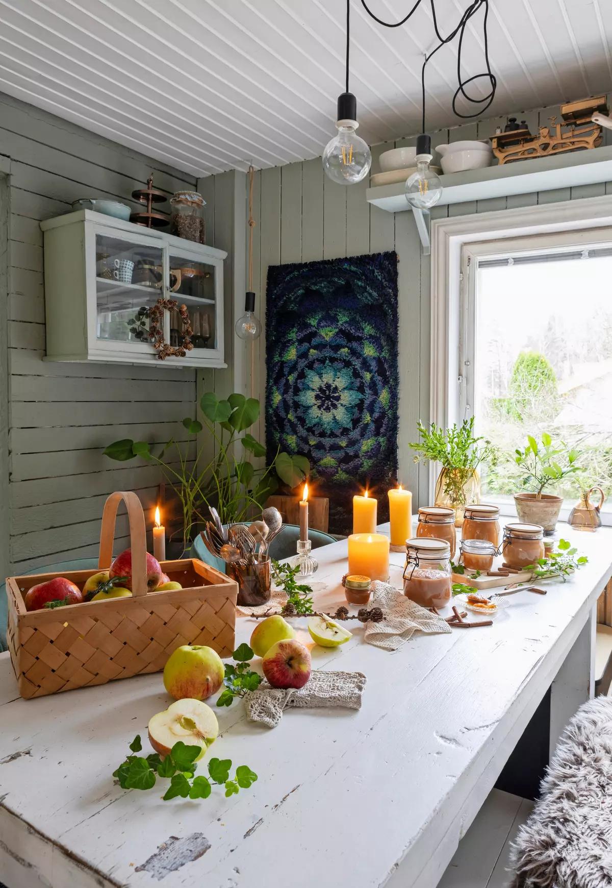 Белый деревянный стол с потертой столешницей на кухне