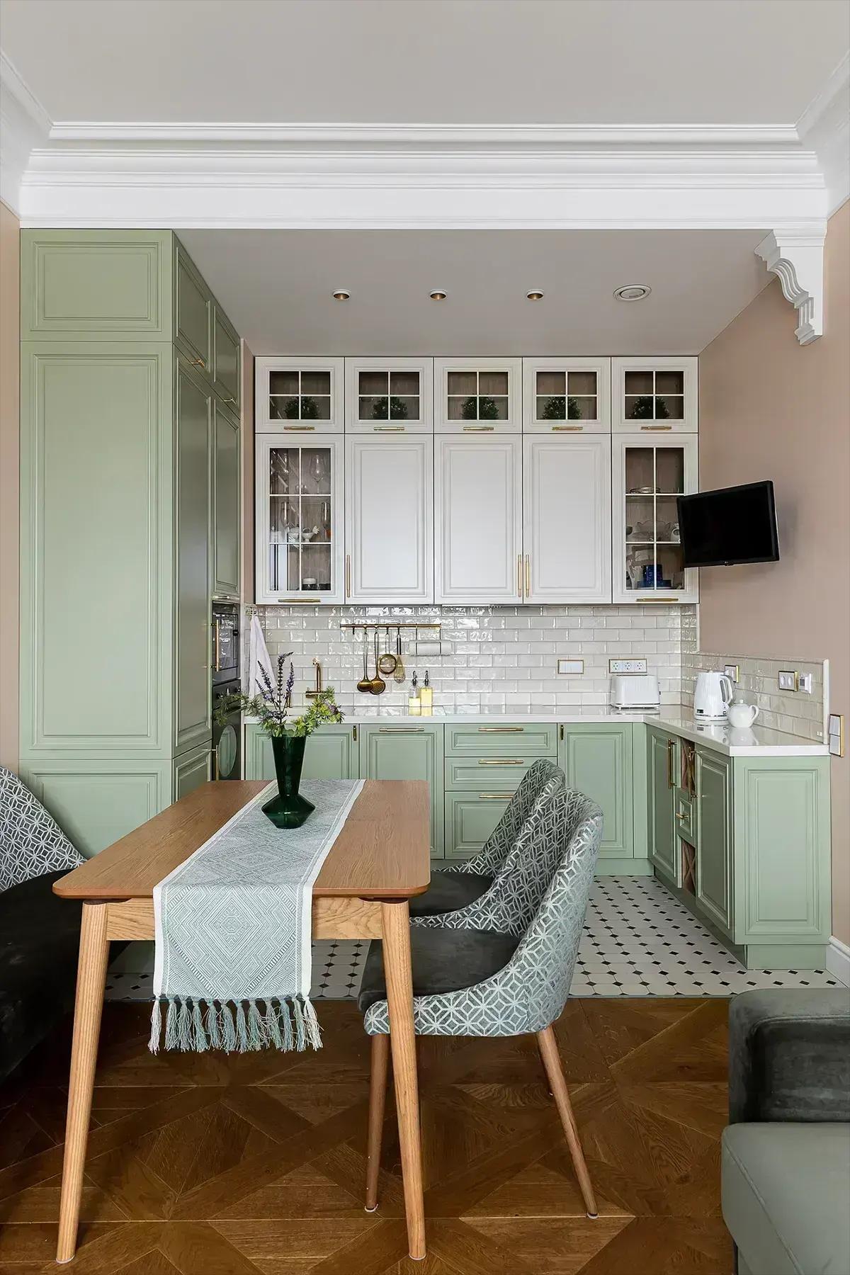 Кухня-гостиная в московской квартире молодой пенсионерки. Дизайнер проекта: Татьяна Ильина