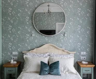 Большое круглое зеркало над изголовьем кровати в спальне