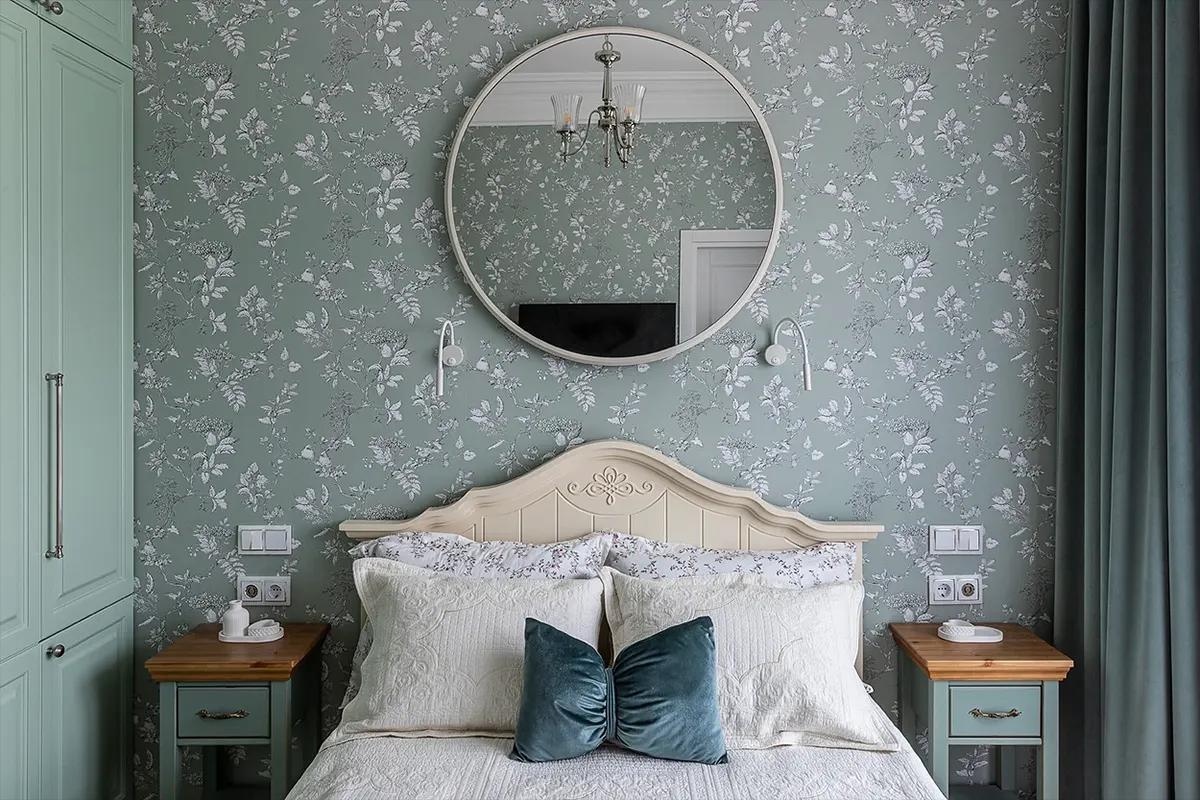 Большое круглое зеркало над изголовьем кровати в спальне. Дизайнер интерьера: Татьяна Ильина-Сорокина