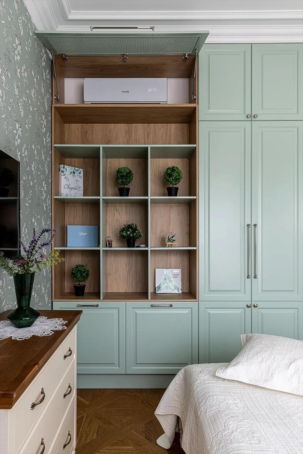 Встроенный шкаф мятного цвета в спальне с кондиционером