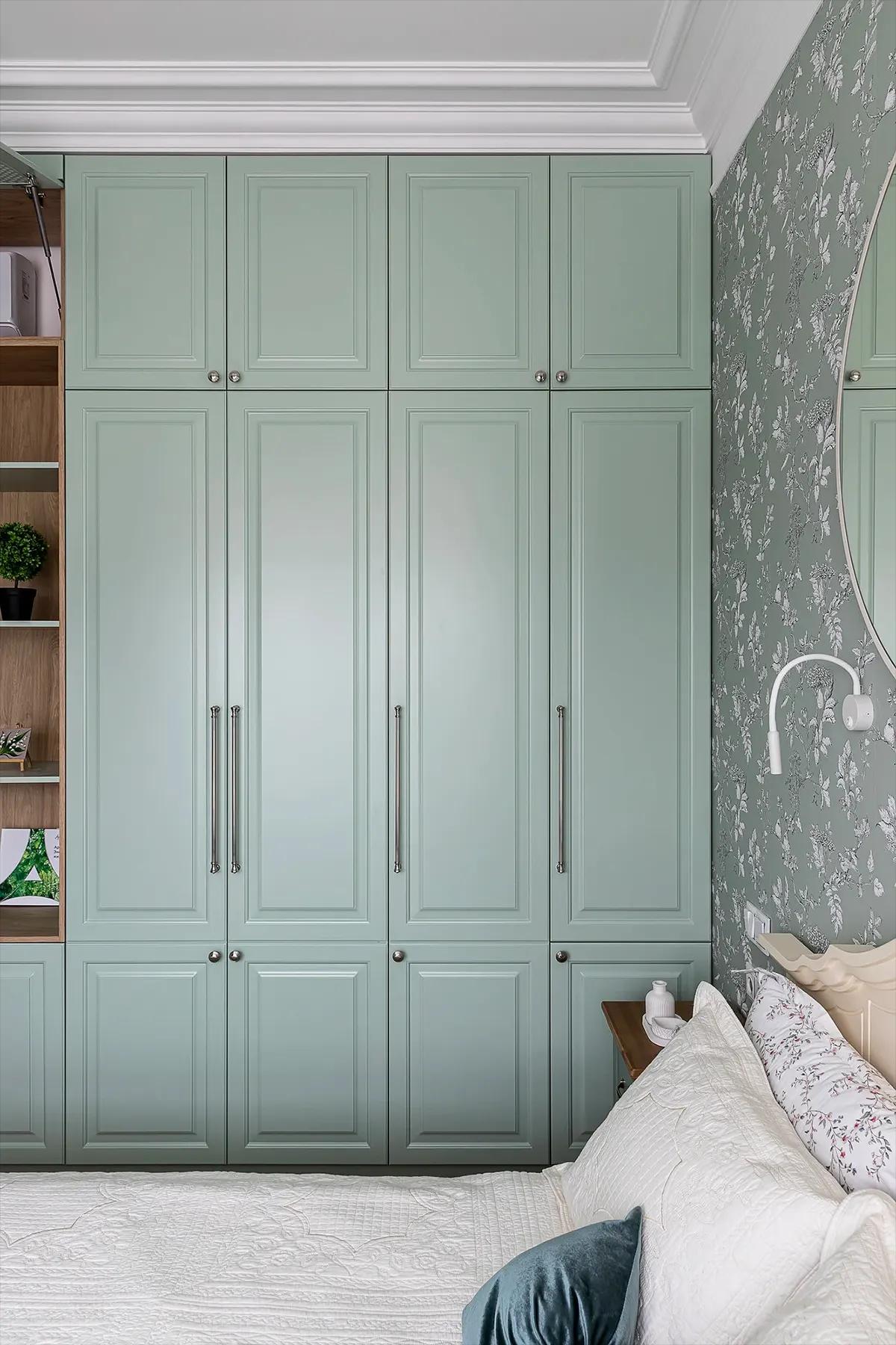Высокий шкаф мятного цвета в спальне