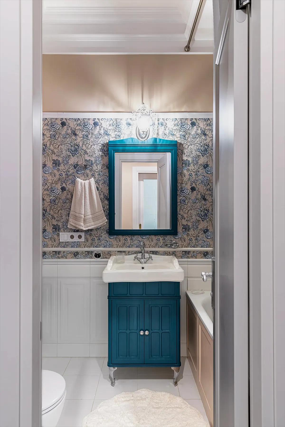 Ванная комната с тумбой под раковиной ярко-бирюзового цвета 