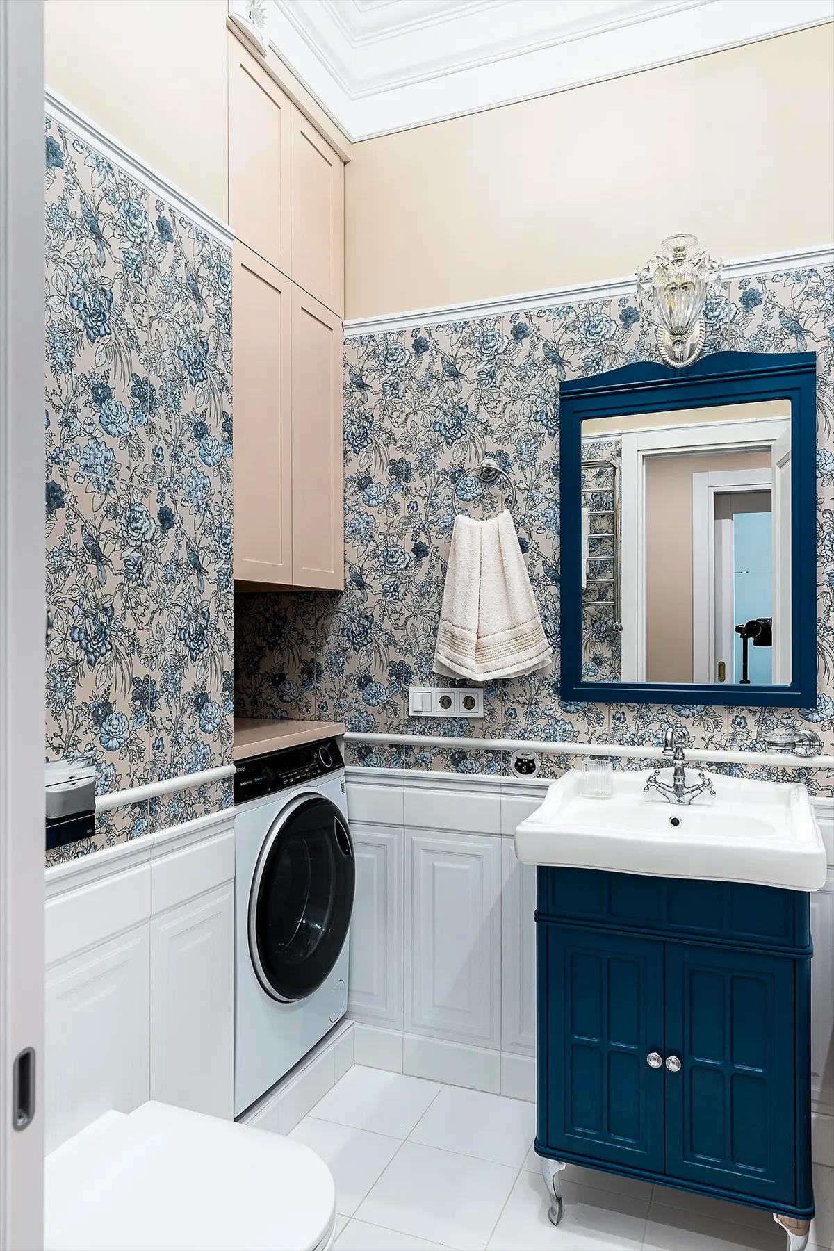 Плитка, имитирующая шелковые обои в ванной