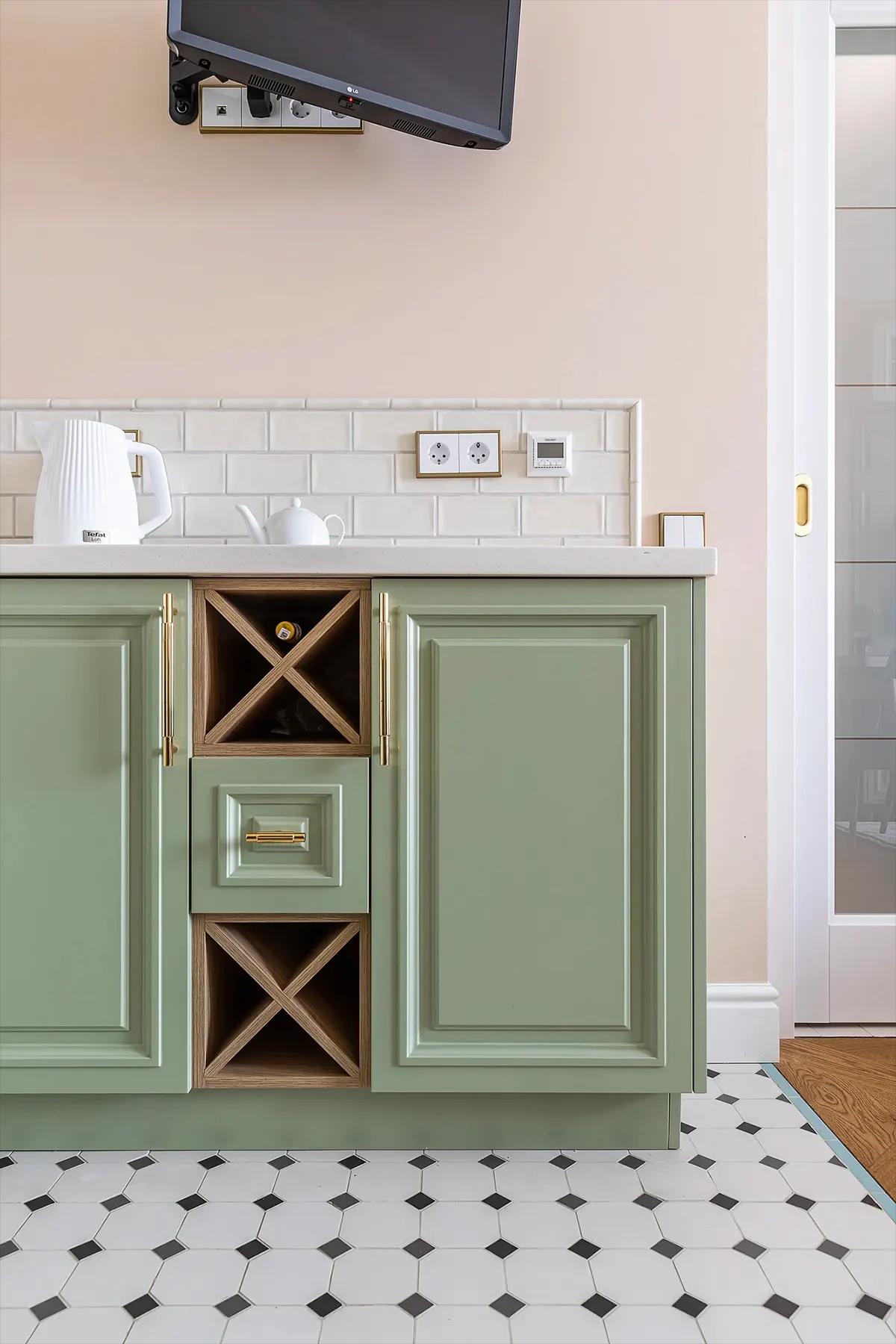 Кухня в пастельных тонах: бледно-розовый, зеленый, молочный