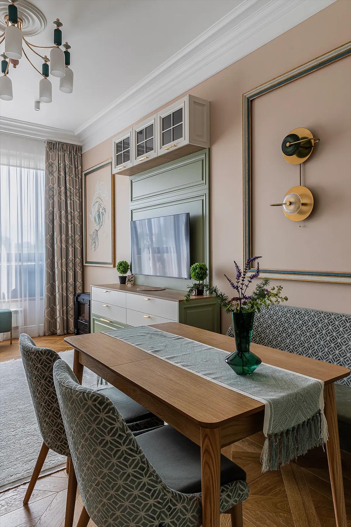 Узкая скатерть на обеденном столе